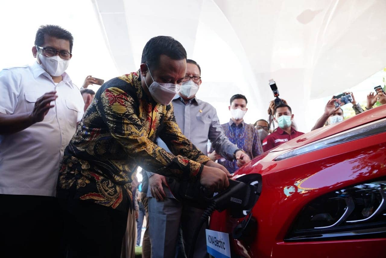 Pertama di Indonesia Timur, di Makassar Kini ada Stasiun Pengisian Kendaraan Listrik